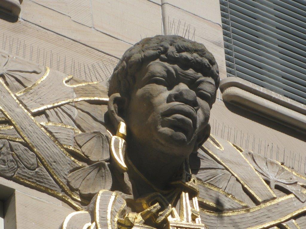 Afrikaner Skulptur an Fassade